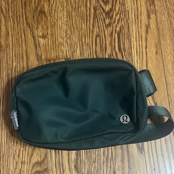 EUC Lululemon Legacy Green Everywhere Belt Bag 1L - Picture 4 of 11